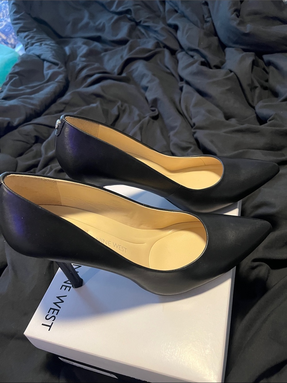 Nine West Women's Black Pointed Toe Pumps - Picture 6 of 7
